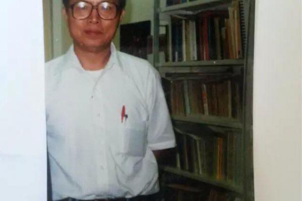 Prof. Hsueh in his office on 9/29/1986
